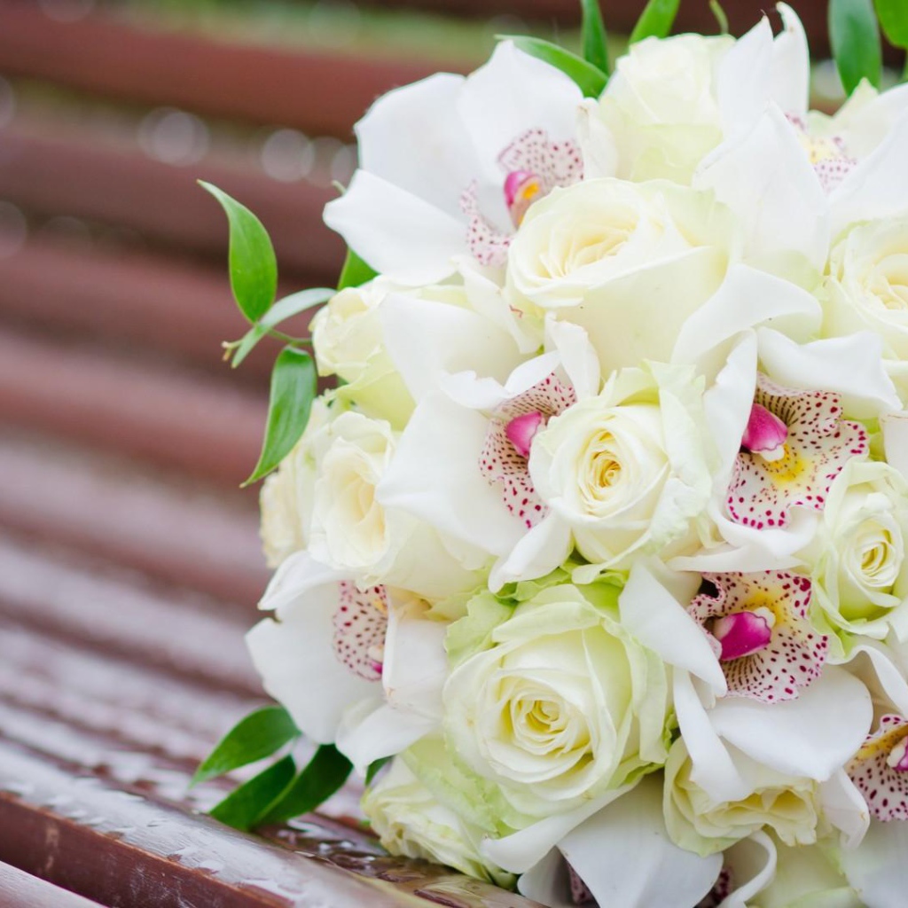 Белые розы и другие цветы в свадебном букете