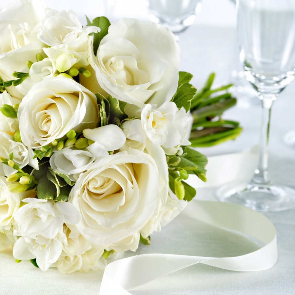 Белые розы в свадебном букете на столе