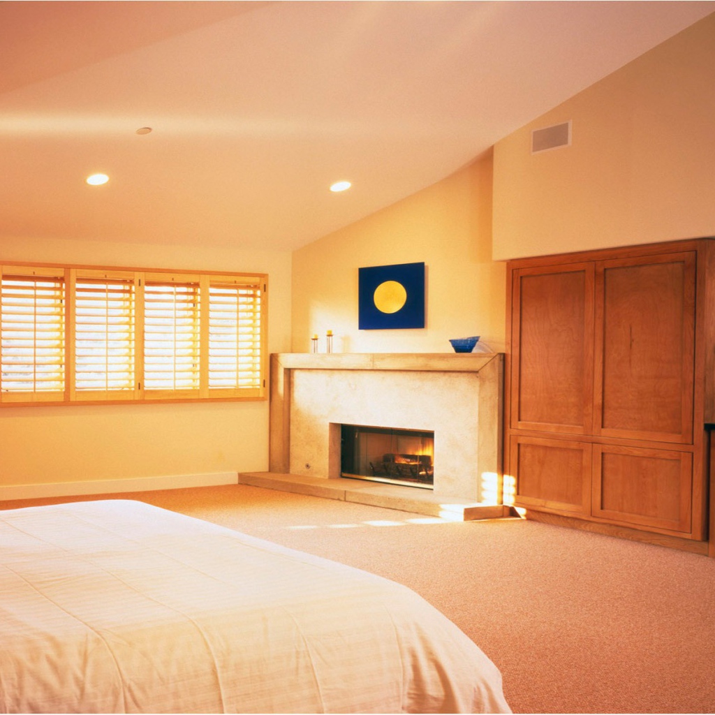 Спальня с камином на даче