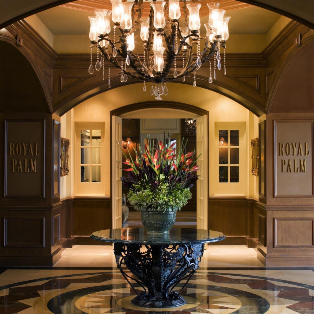 Цветы на оригинальном столе