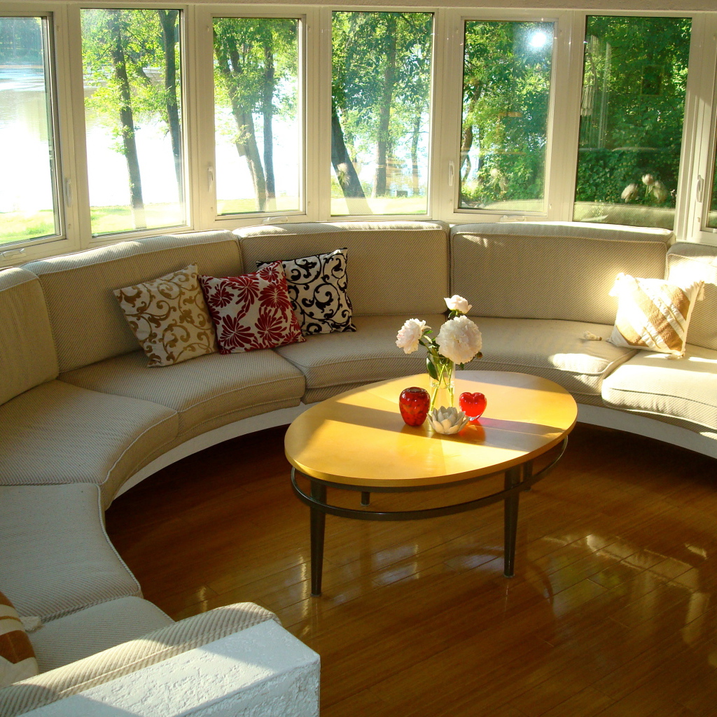 Круглая веранда с диваном