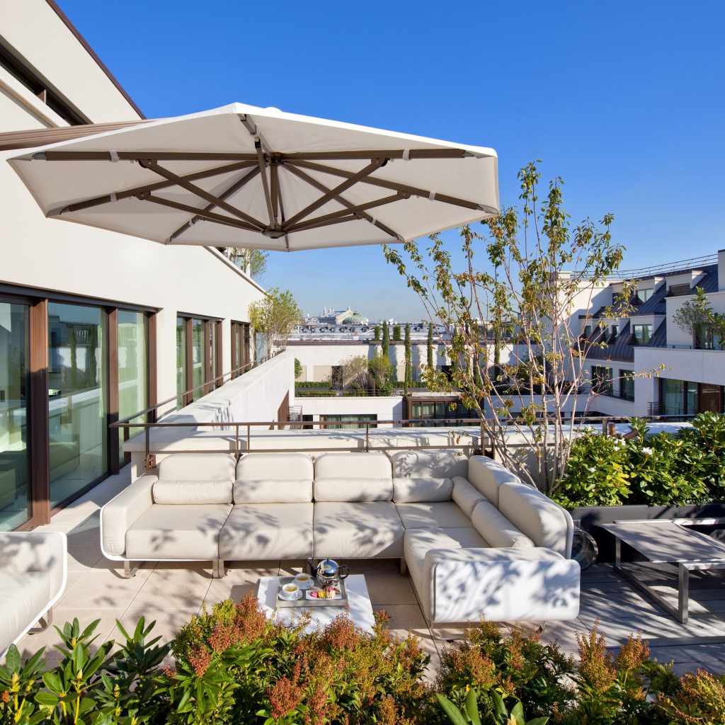 Белый диван на веранде