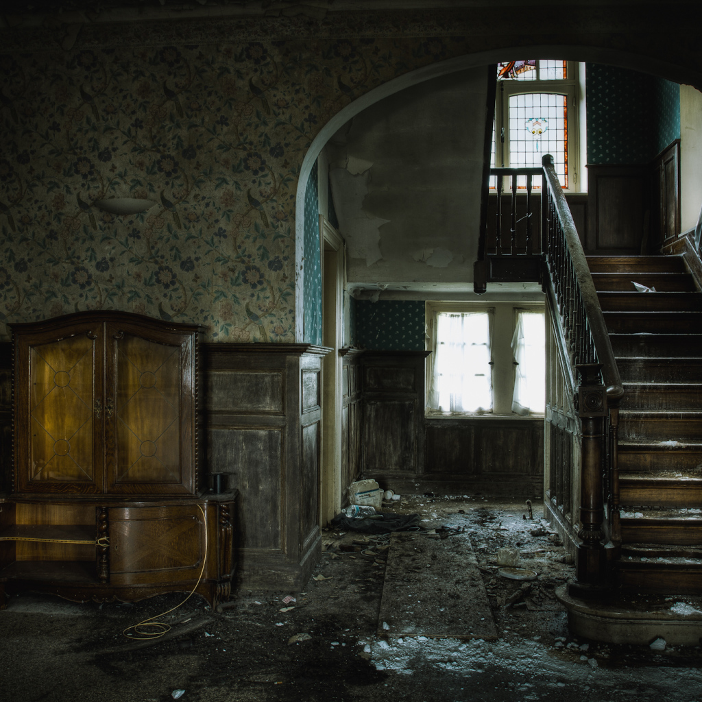 Заброшенный старый дом