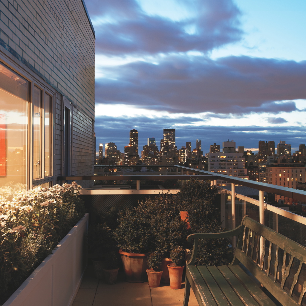 Балкон со скамейкой