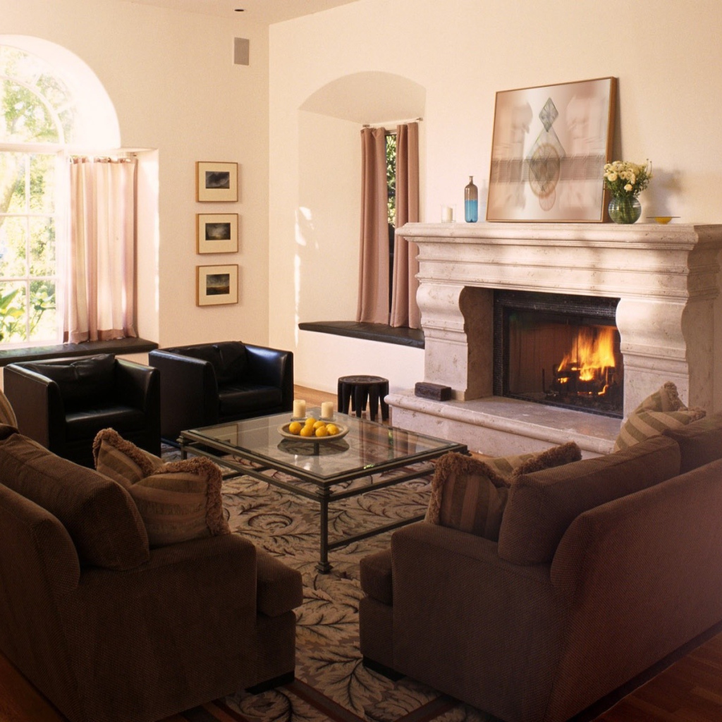 Интерьер комнаты с камином