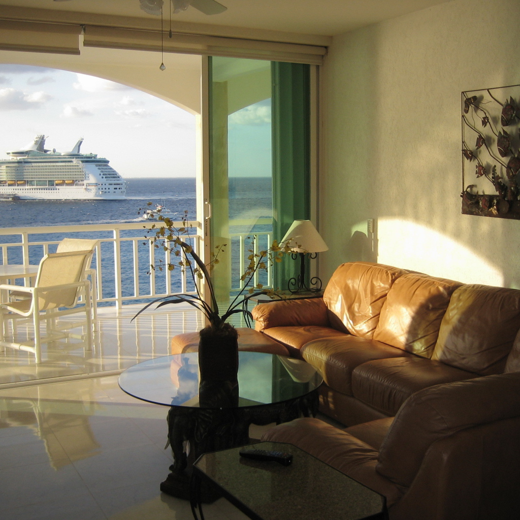 Комната с диваном с видом на море