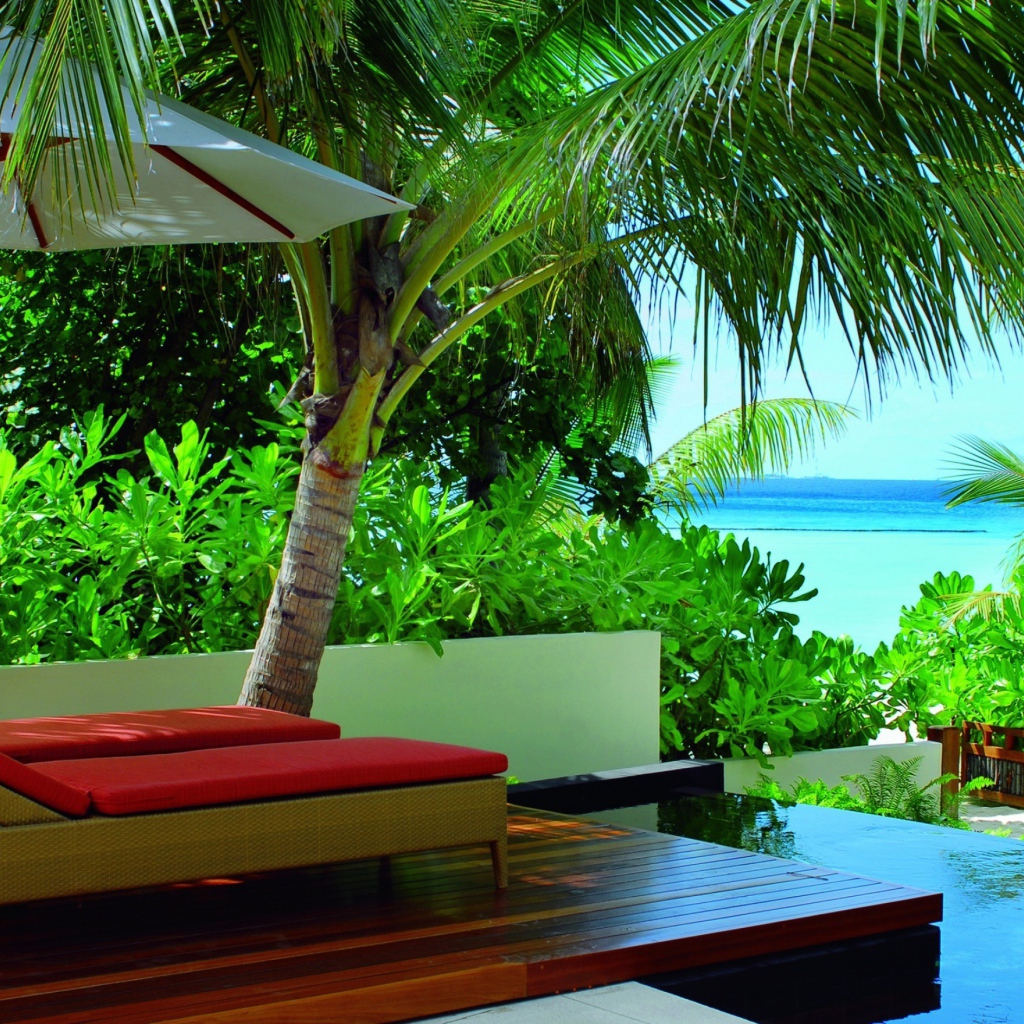 Два лежака для отдыха у моря