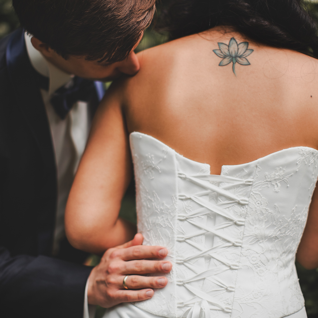 Влюбленная пара в саду