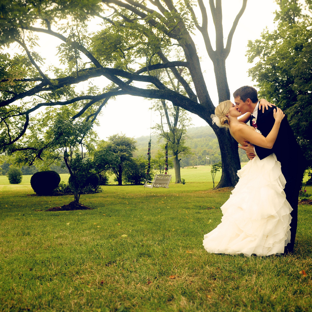 Поцелуй влюбленных в парке