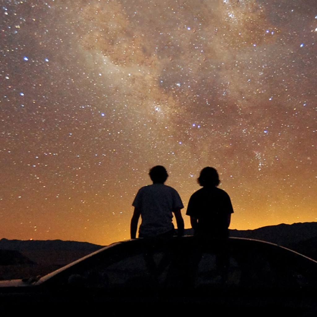 Милая пара на крыше автомобиля