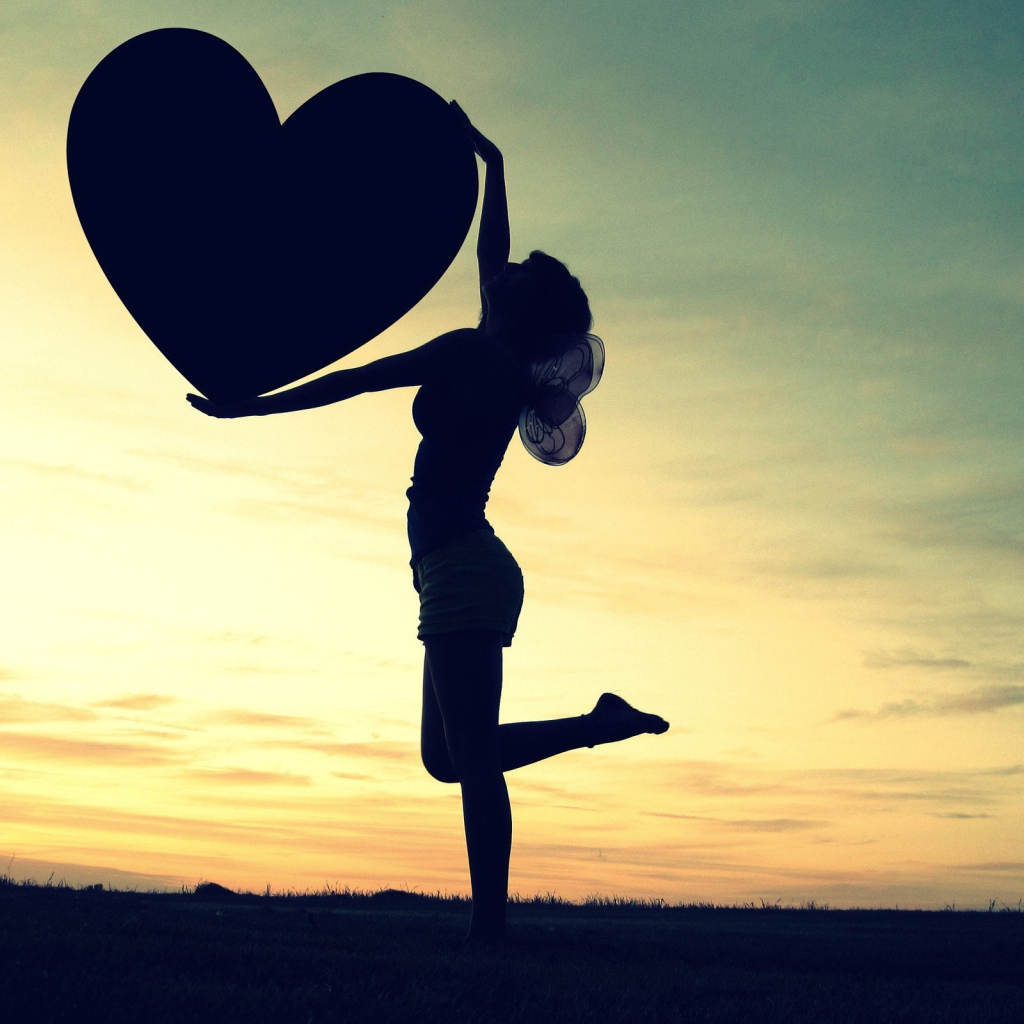 Девушка держит сердечко