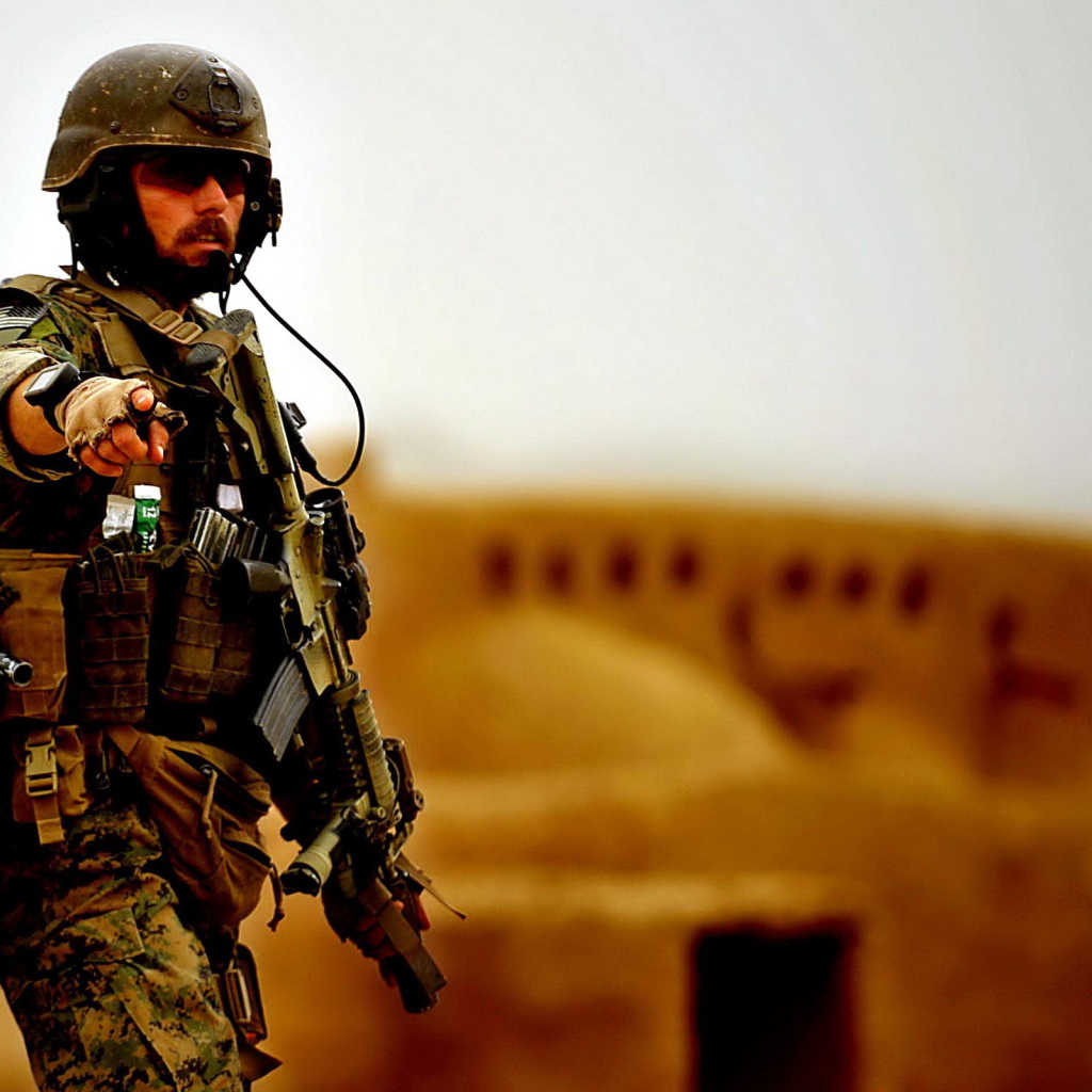 Солдат в каске