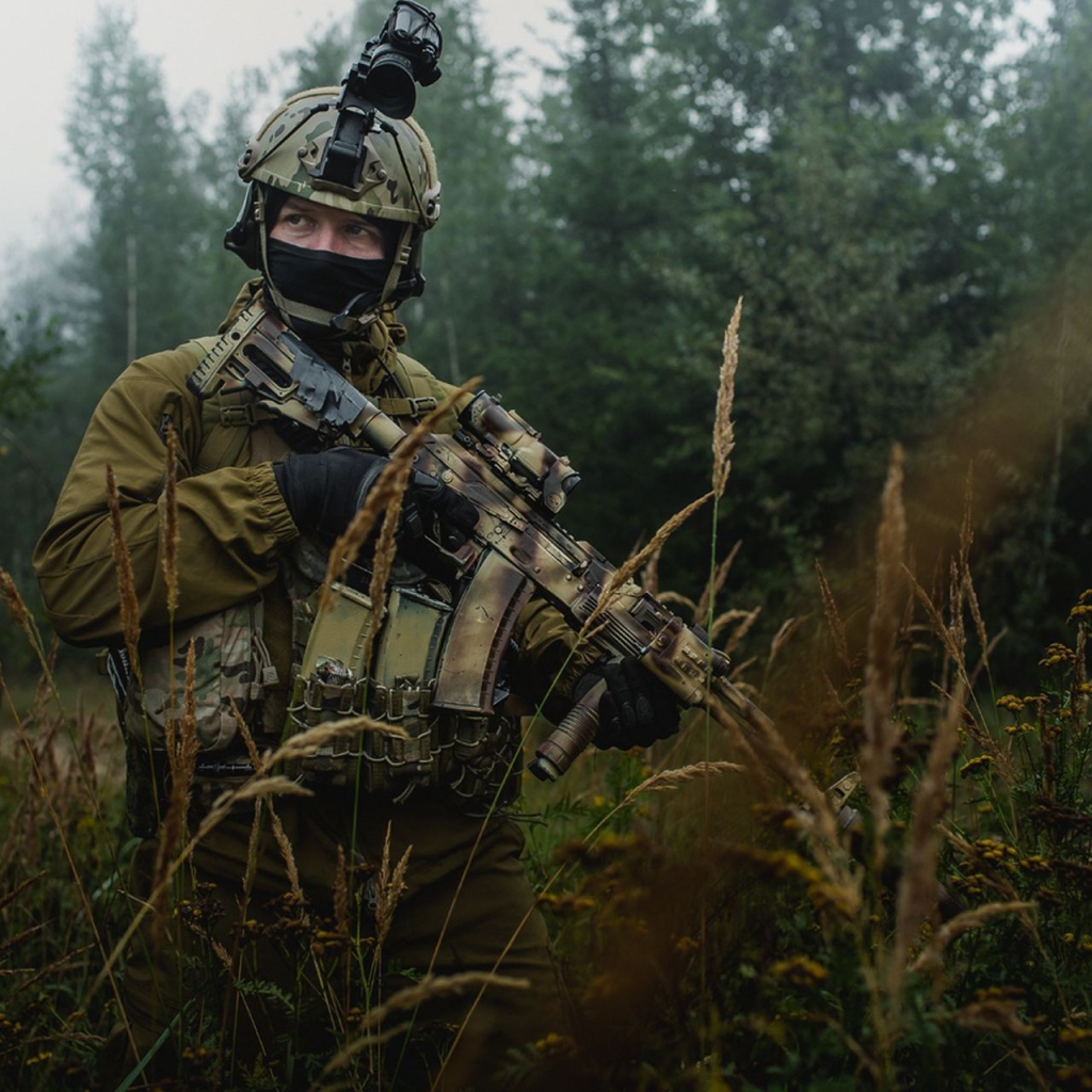 Солдат с повязкой  в траве