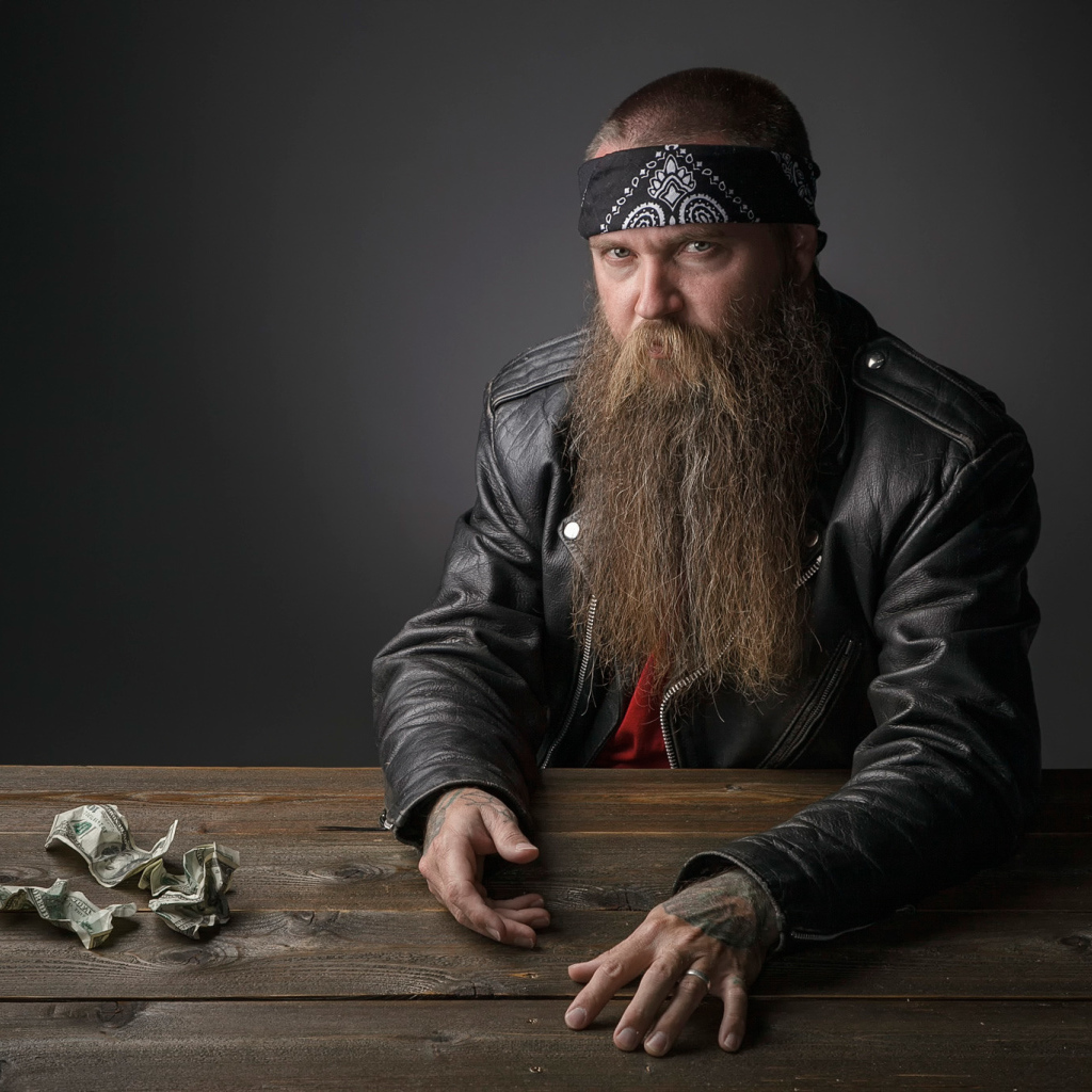 Бородатый байкер за столом