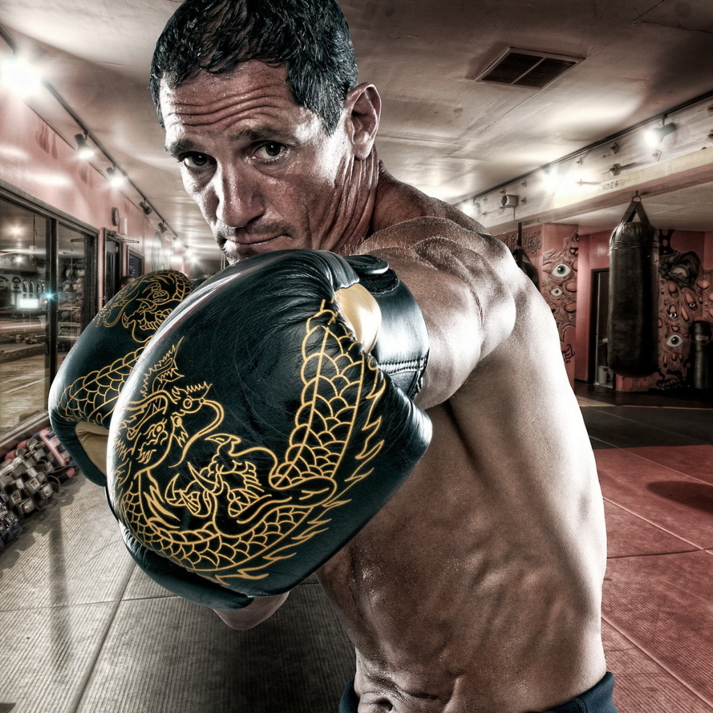 Боксер на тренировке