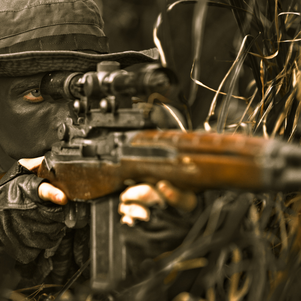 Замаскированный снайпер в траве