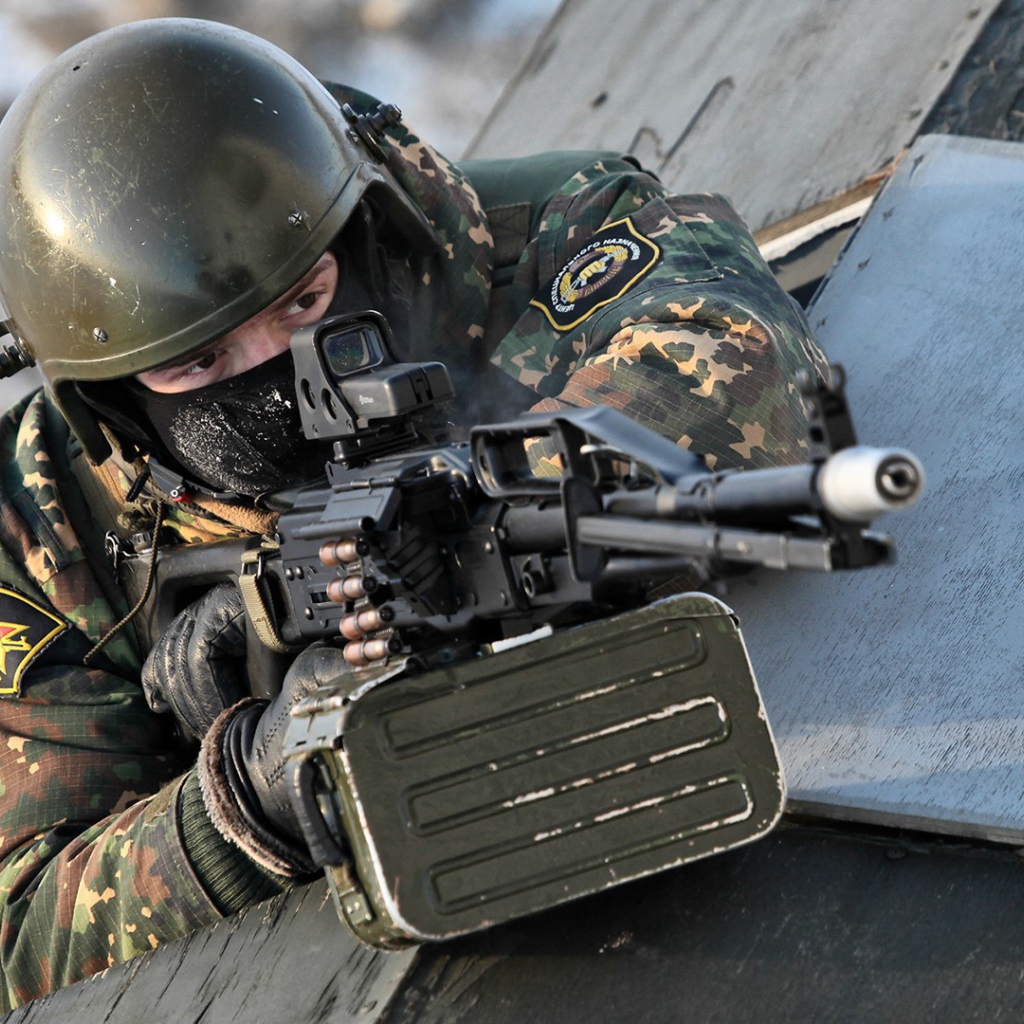 Спецназовец с пулеметом