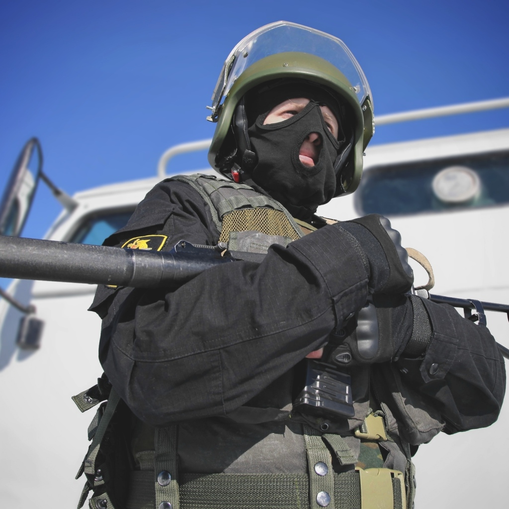 Спецназовец с оружием