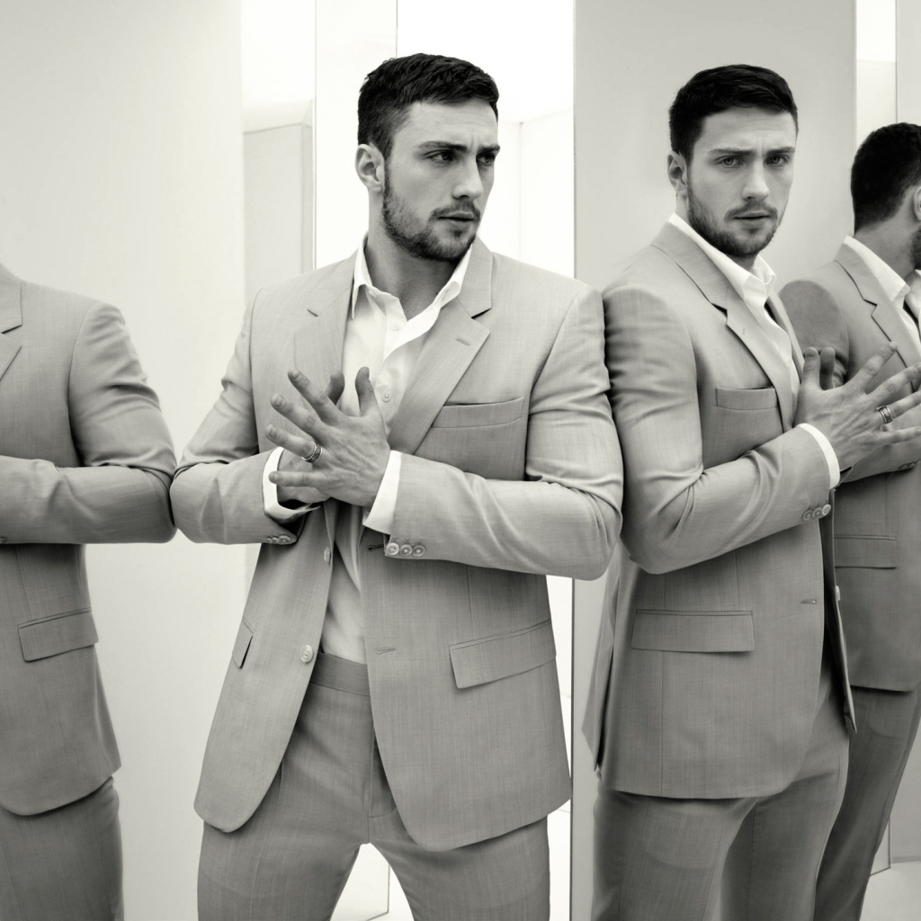 В костюме среди зеркал