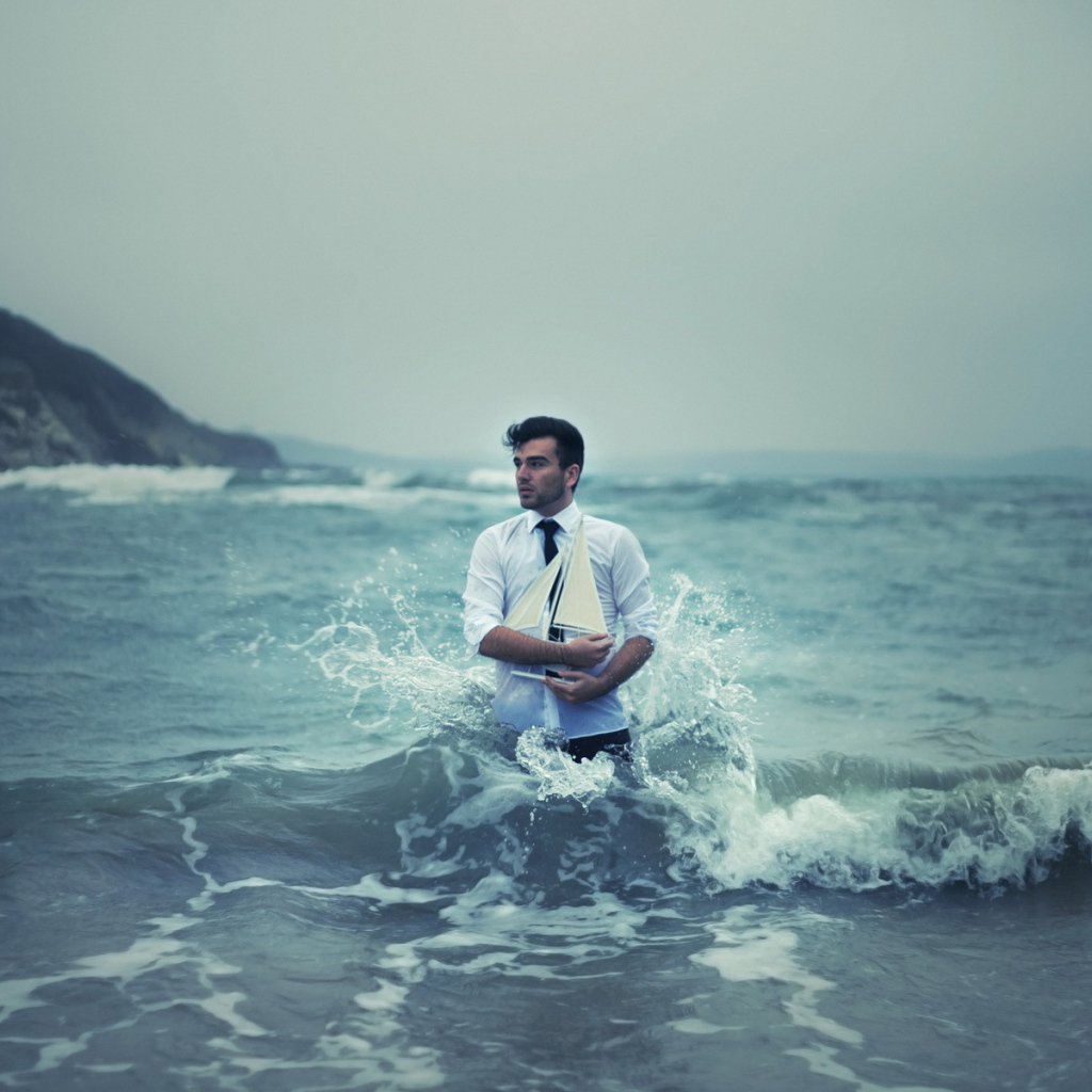 Мужчина с кораблем в море