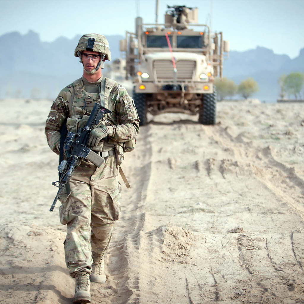 Солдат идет по колее