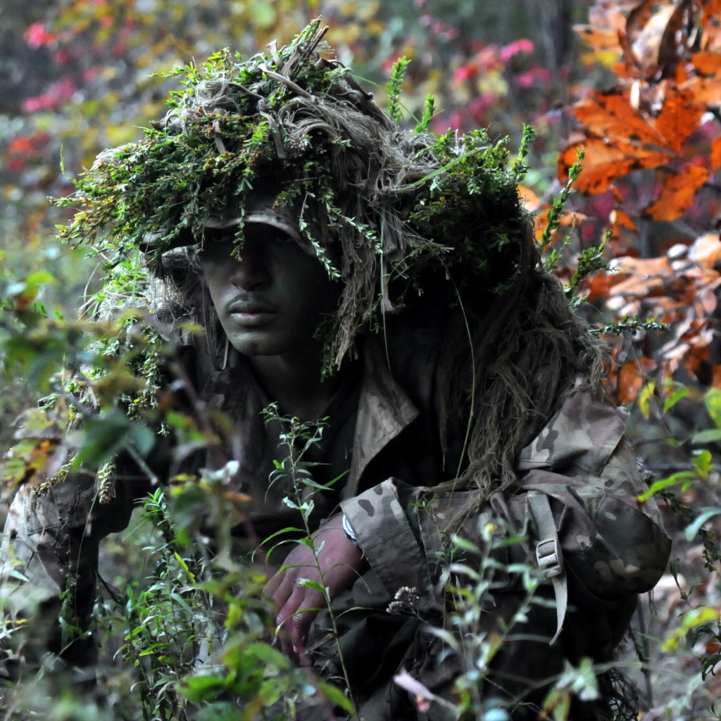 Солдат в маскировке