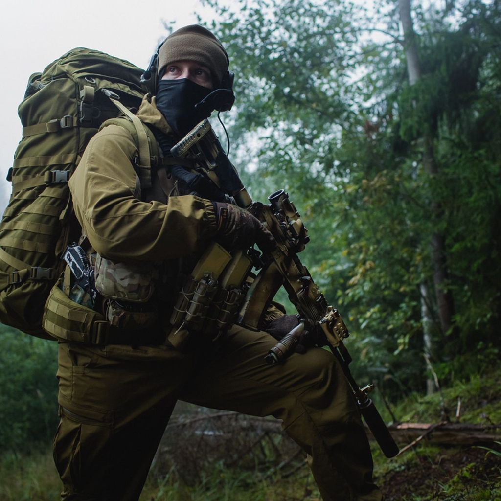 Солдат в снаряжении с автоматом АК