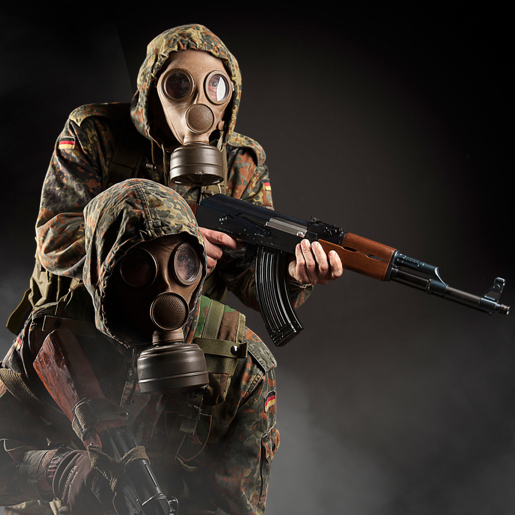 Солдаты в противогазах