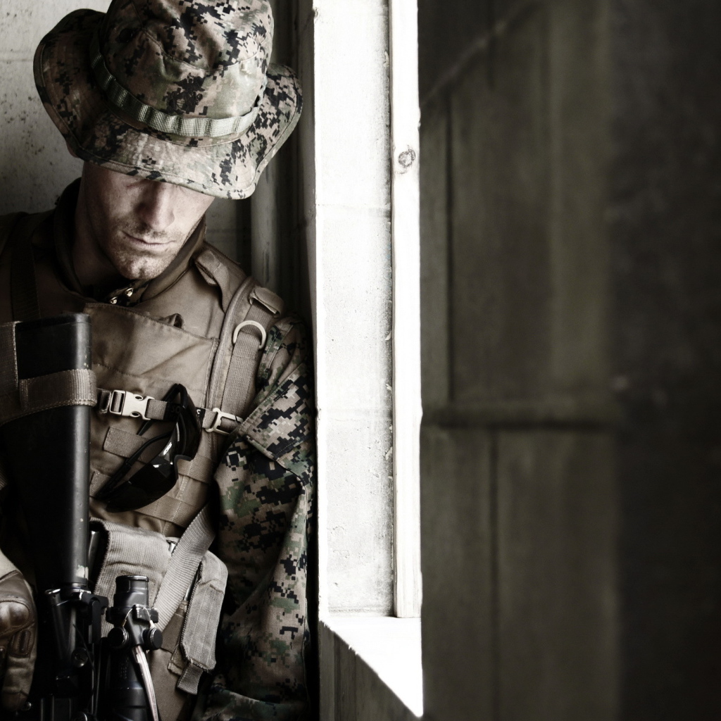 Солдат около окна