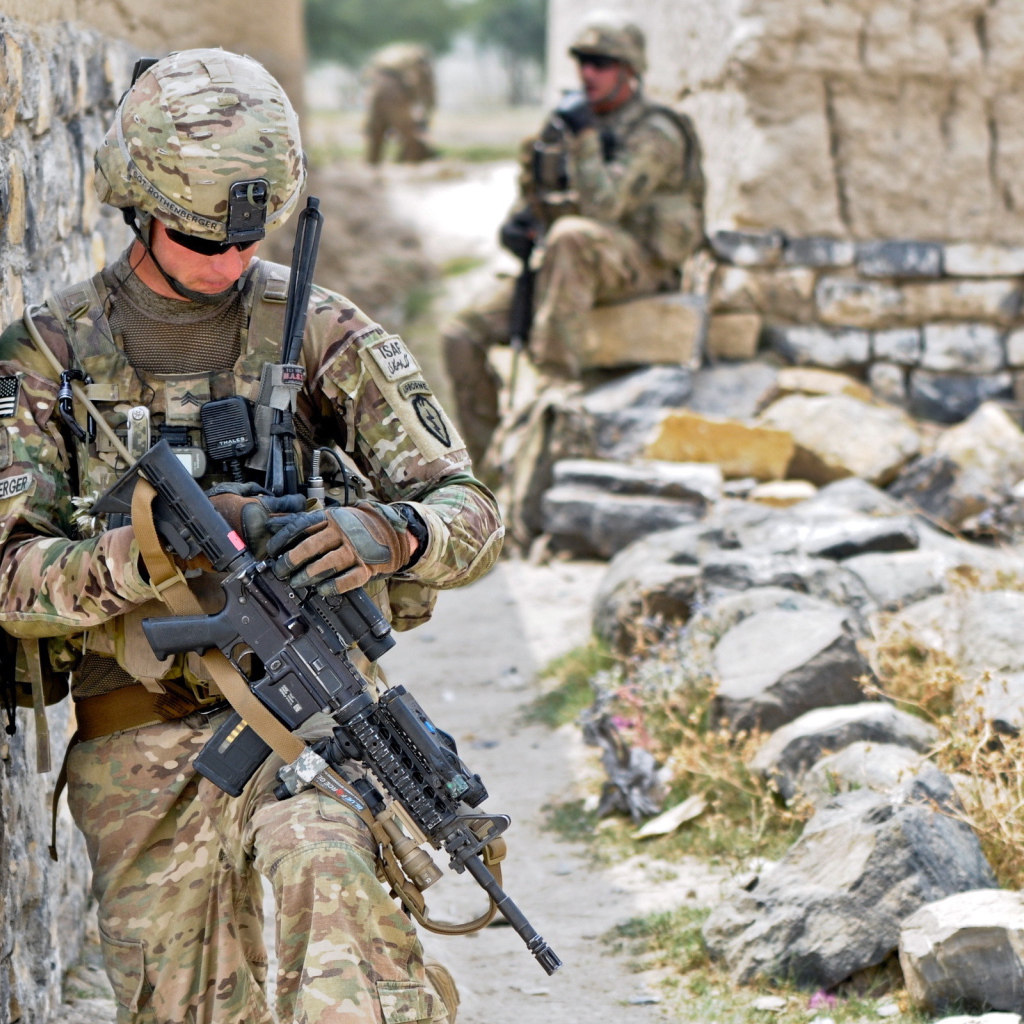 Солдат у каменной стены