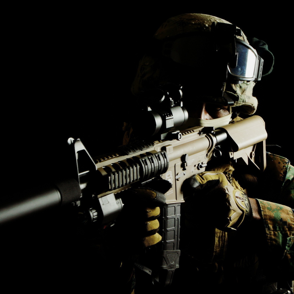 Солдат на черном фоне с автоматом