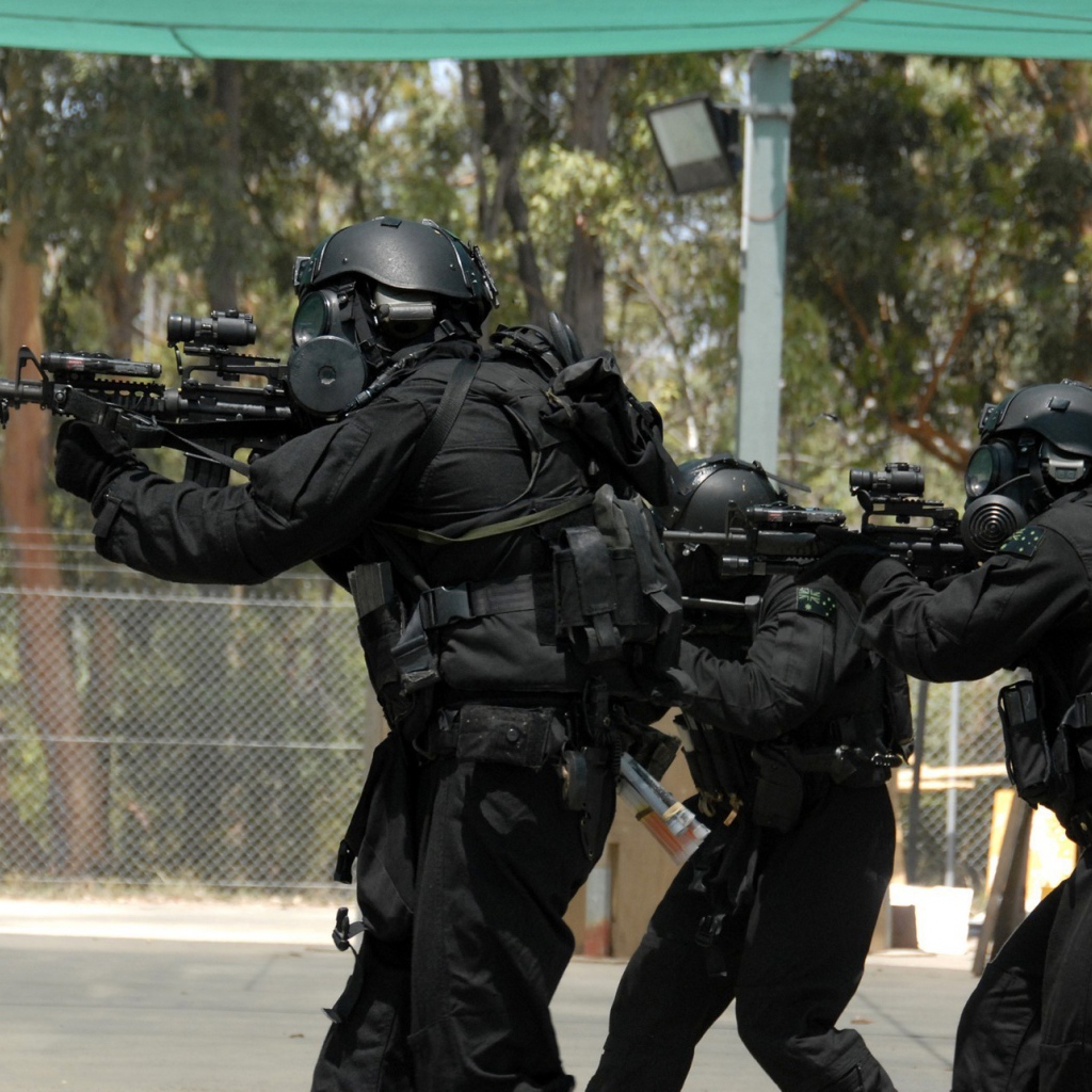 Бойцы спецназа в масках