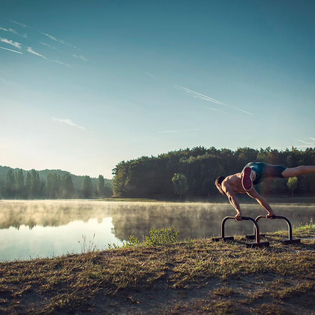Занятия спортом у озера