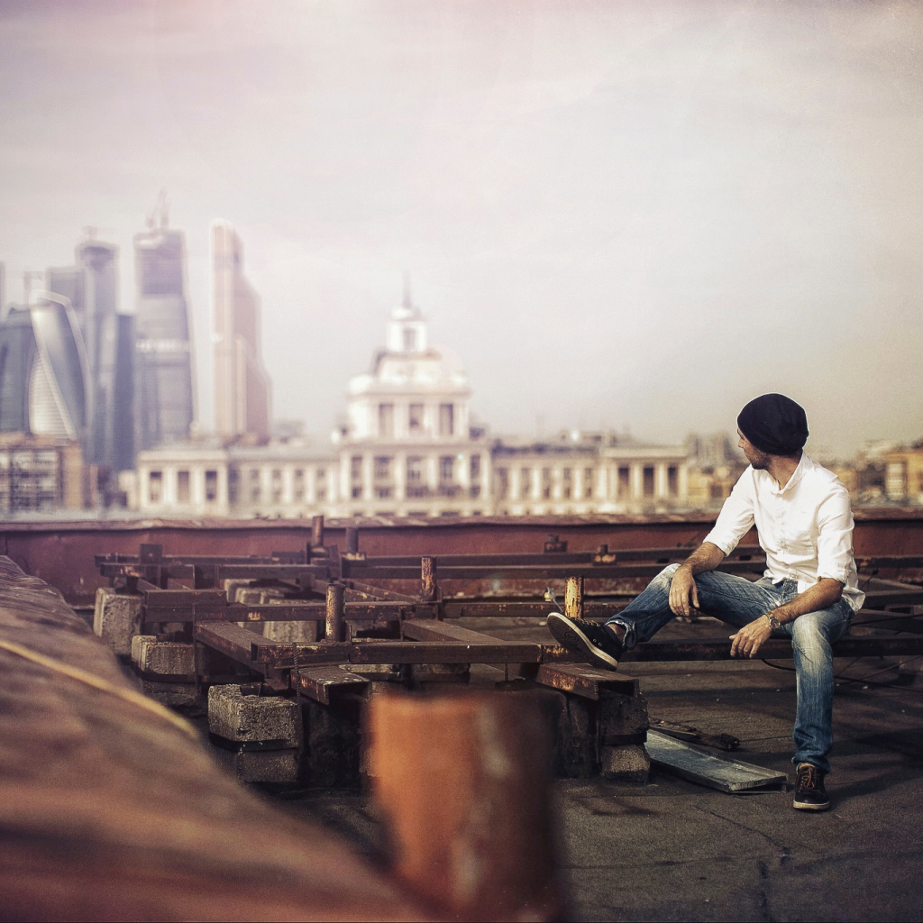 Парень смотрит на город