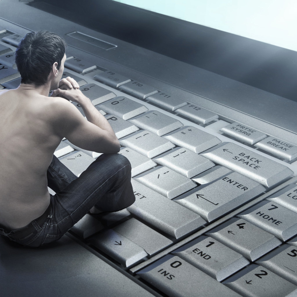 Парень на клавиатуре
