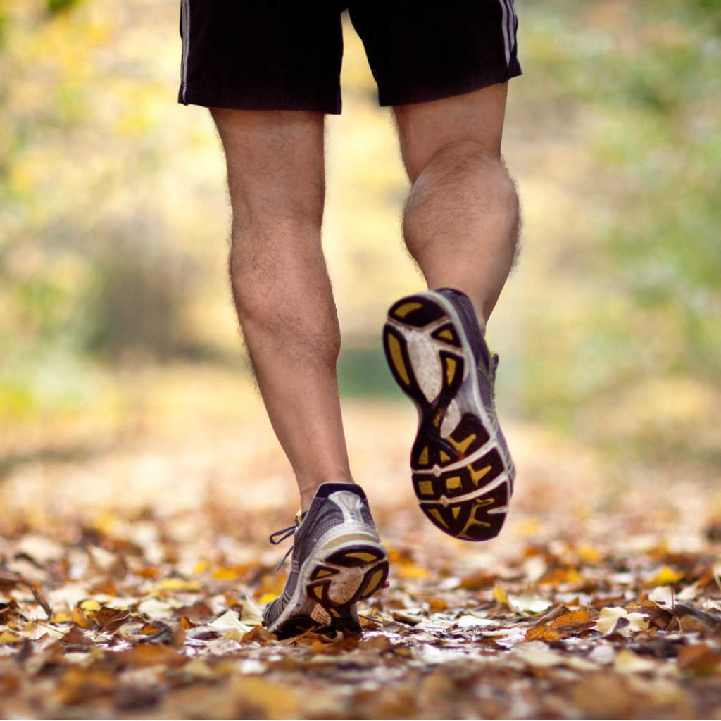 Мужчина в кедах на пробежке