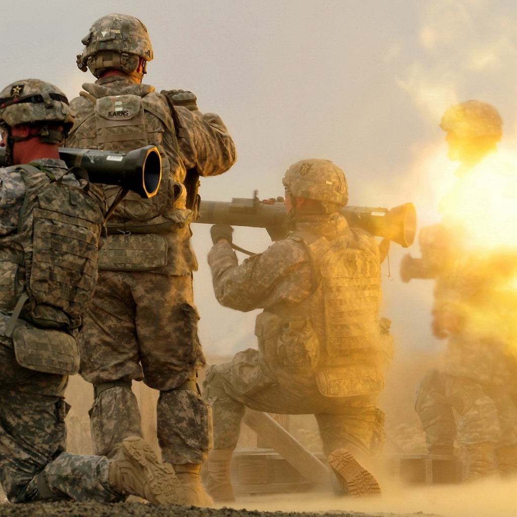 Солдаты стреляют из гранатометов