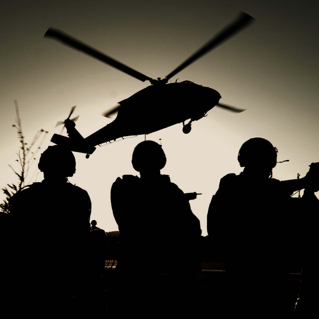 Три спецназовца на фоне вертолета