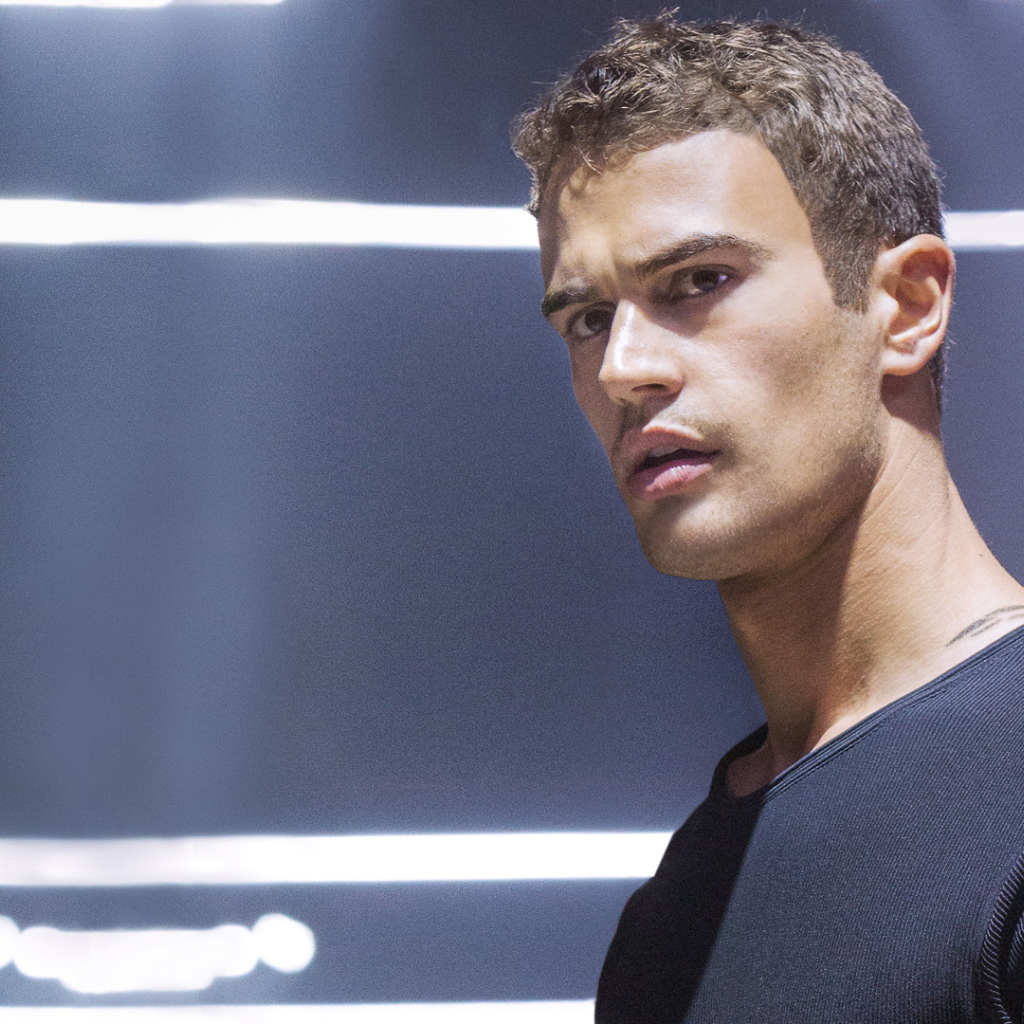 Знаменитость Тео Джеймс