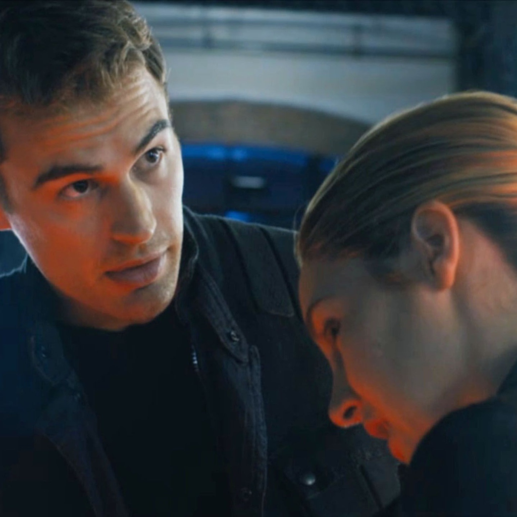 Суперзвезда Тео Джеймс