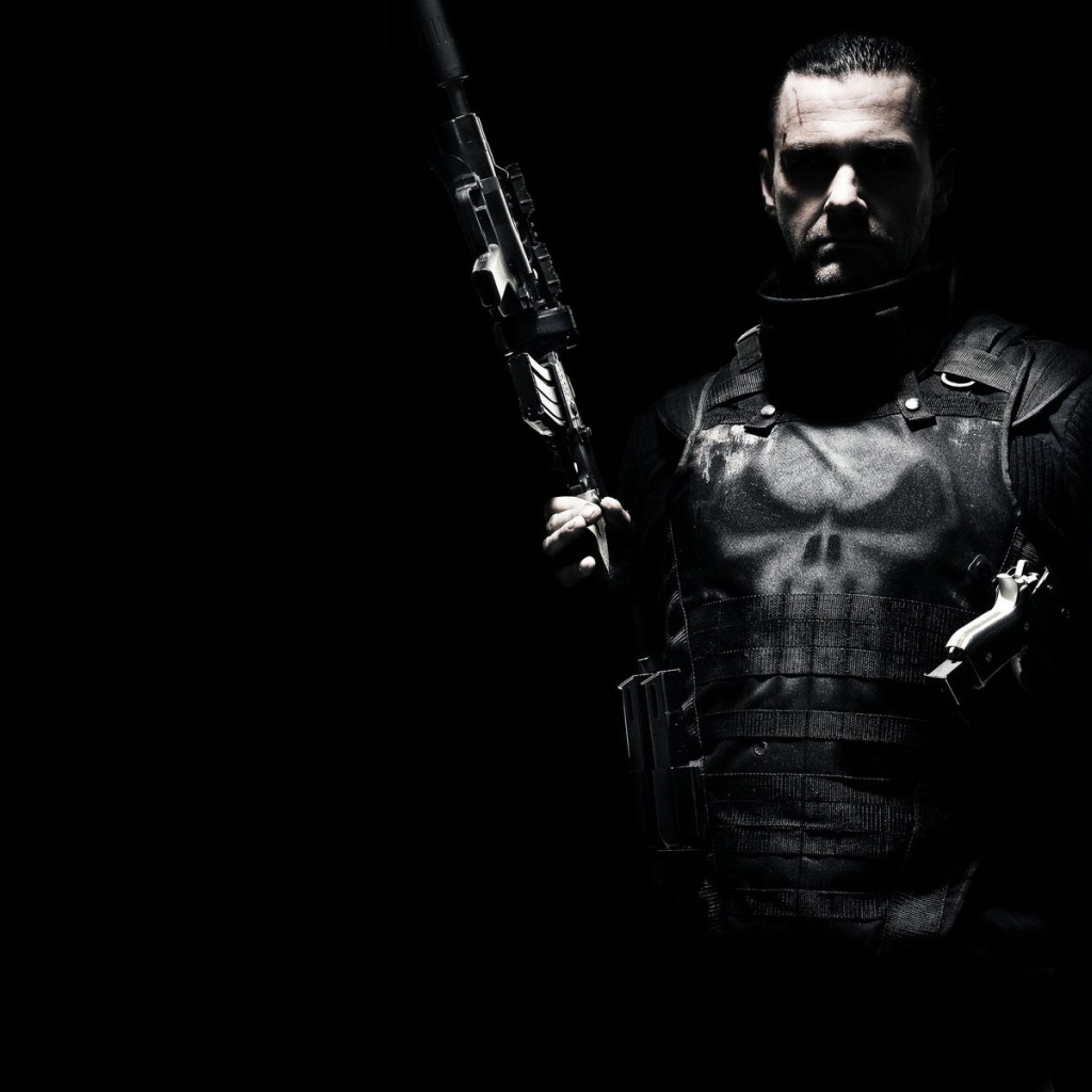 Рэй Стивенсон с оружием