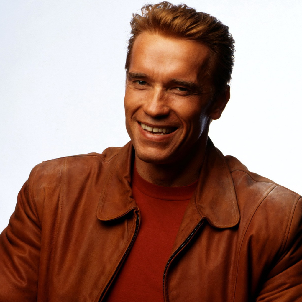 Арнольд Шварценеггер в коричневой кожаной куртке