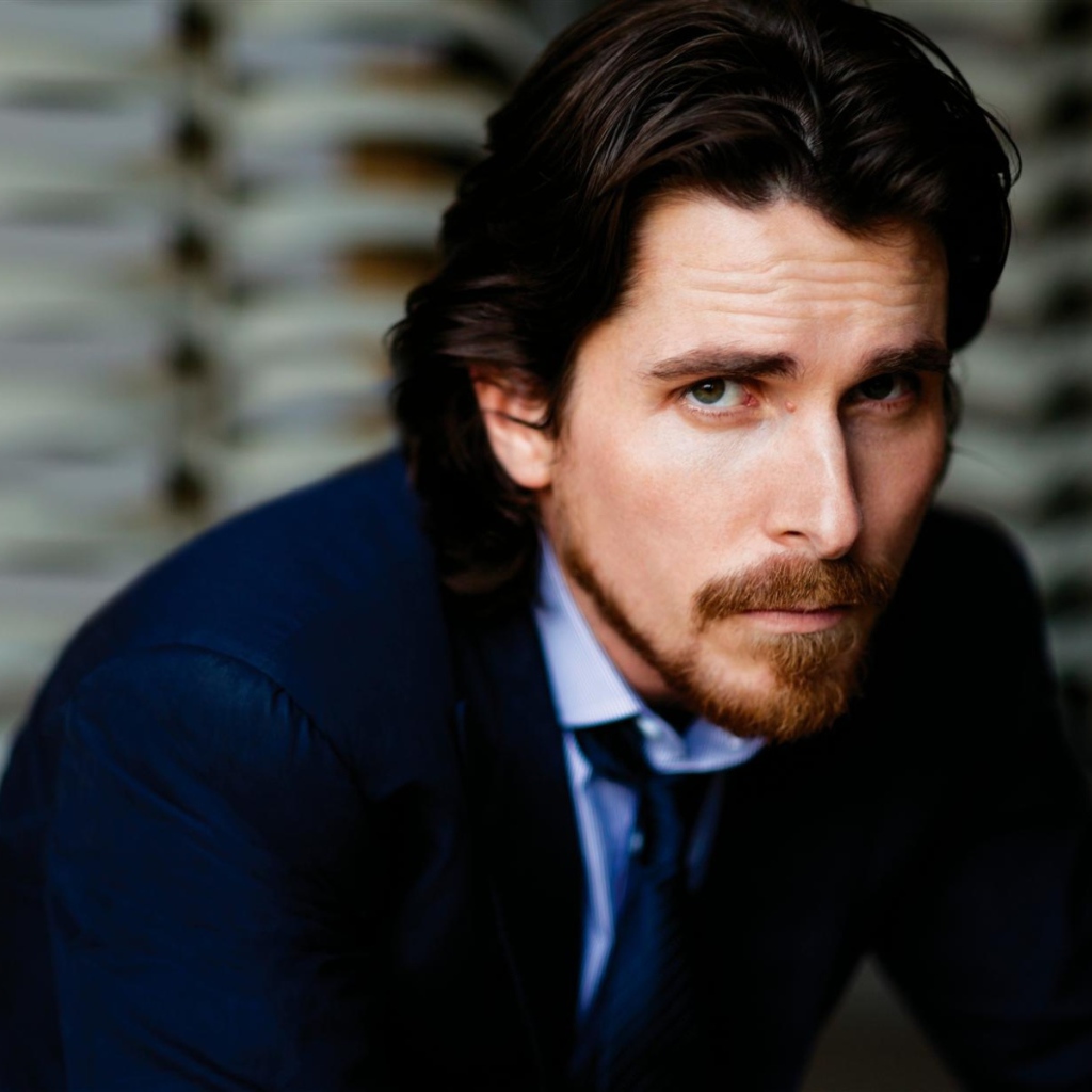 Кристиан Бэйл в черном костюме