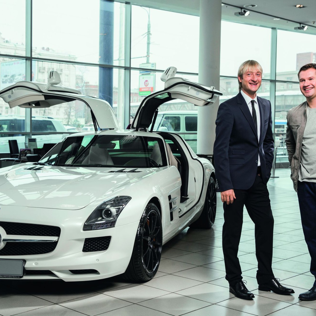 Евгений Плющенко в автосалоне