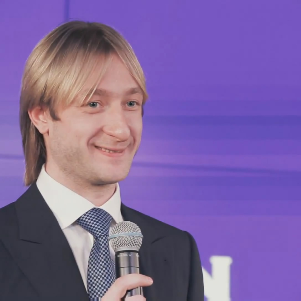 Евгений Плющенко с микрофоном