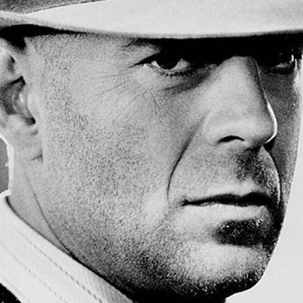 Известный актер Брюс Уиллис в белой шляпе