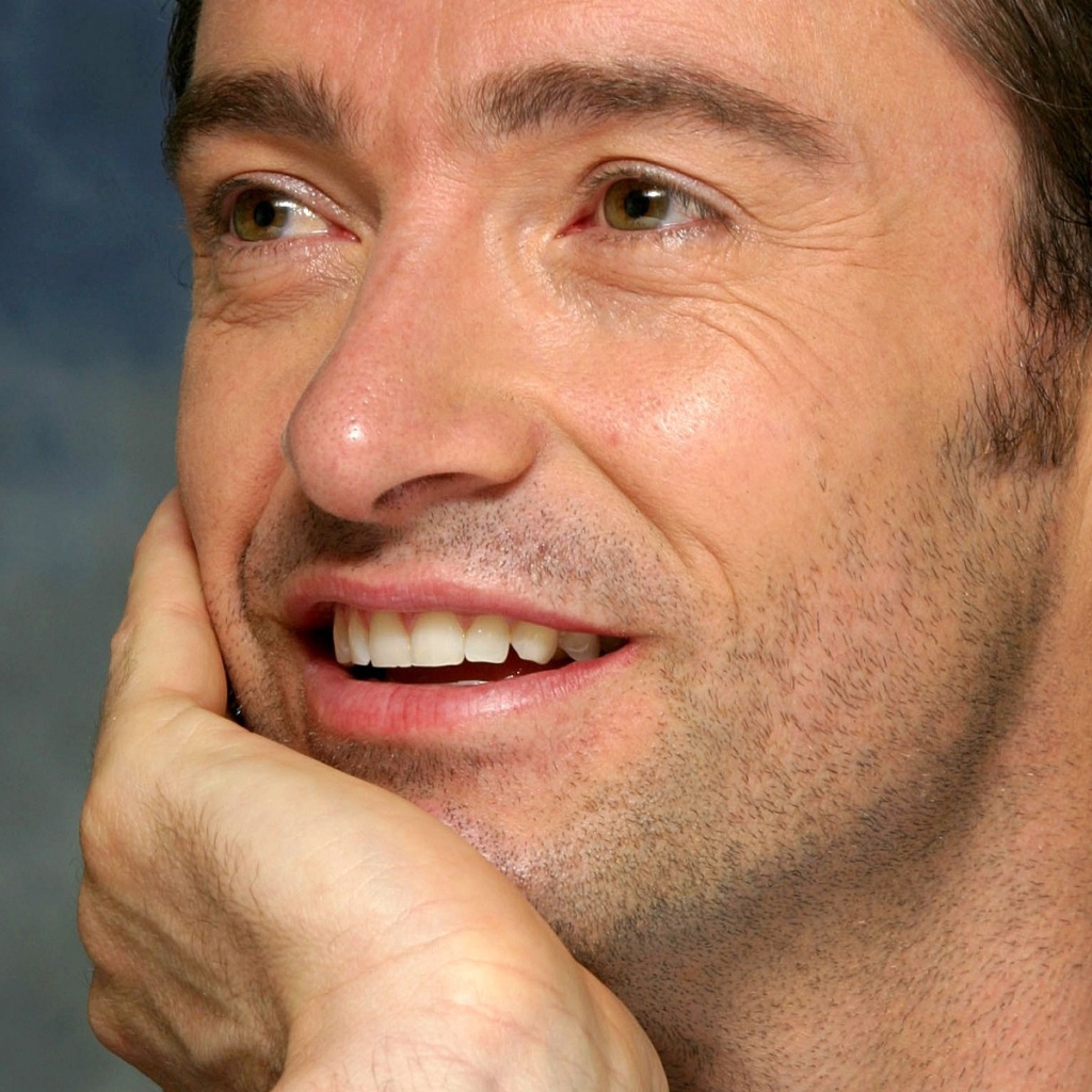 Хью Джекман улыбается