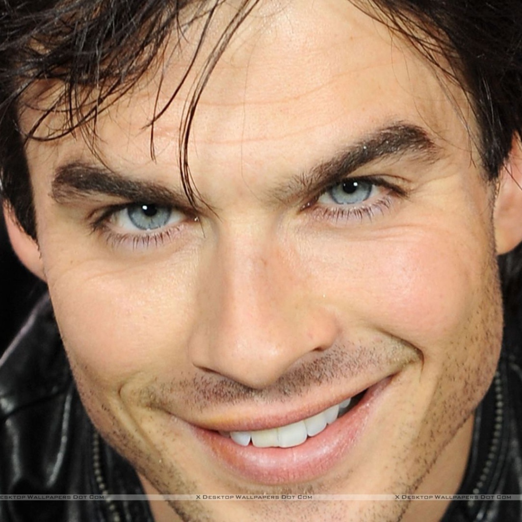 Йен Сомерхолдер улыбается