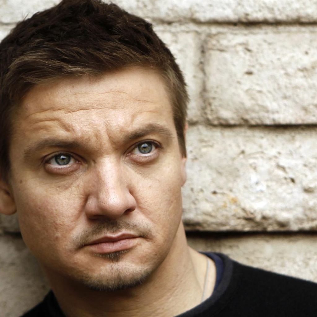 Джереми Реннер крупным планом