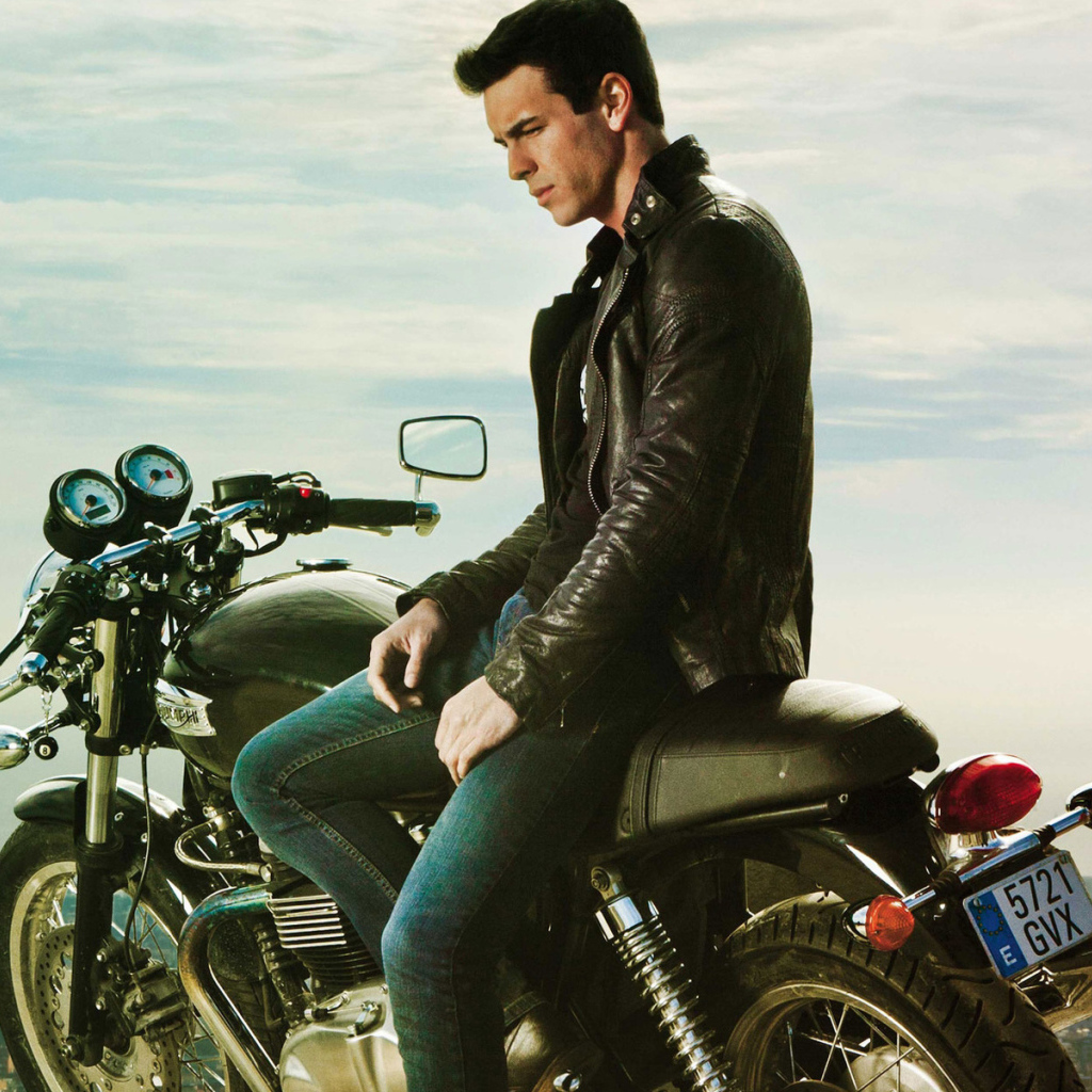 Марио Касас и мотоцикл